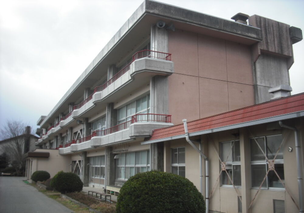 １　手良小　管理教室棟外壁他改修　完了